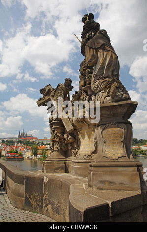 La statua della Madonna che frequentano a San Bernardo sul Ponte Carlo a Praga, Repubblica Ceca Foto Stock