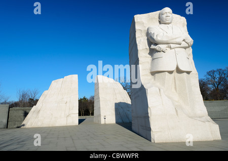 WASHINGTON DC, Stati Uniti d'America - Il "tono di speranza" della statua di scultura Lei Yixin. Situato nella zona ovest di Potomac parcheggio che costeggia il Bacino di marea (opposto al Jefferson Memorial), il MLK Memorial è stato aperto nel 2011. Foto Stock