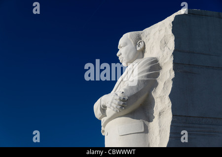 WASHINGTON DC, Stati Uniti d'America - Il "tono di speranza" della statua di scultura Lei Yixin. Situato nella zona ovest di Potomac parcheggio che costeggia il Bacino di marea (opposto al Jefferson Memorial), il MLK Memorial è stato aperto nel 2011. Foto Stock