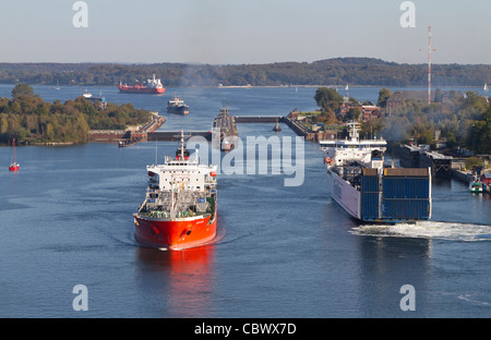 Navi a bloccare Holtenau, a nord-est di Canal, Kiel, Germania Foto Stock