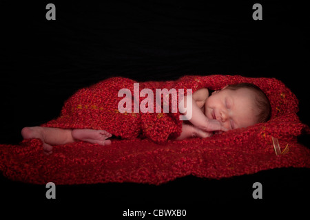 Adorabile bambina dormire tranquilli in una coperta. Foto Stock