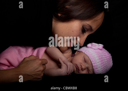 Amore di madre per il suo neonato. Foto Stock