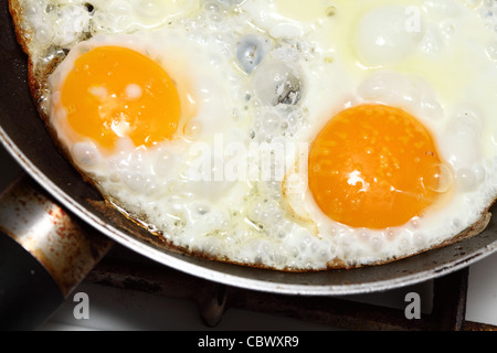 Pentola piena di le uova strapazzate in padella Foto Stock