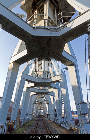 Vecchia gru da carico al porto di Amburgo, Germania Foto Stock