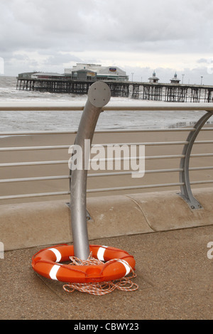 Anello di vita sul lungomare con North Pier in background Blackpool, Lancashire, Inghilterra, Regno Unito Foto Stock