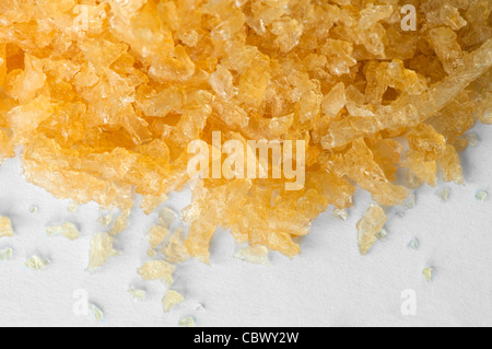 La cottura di cristalli di gelatina su sfondo bianco Foto Stock