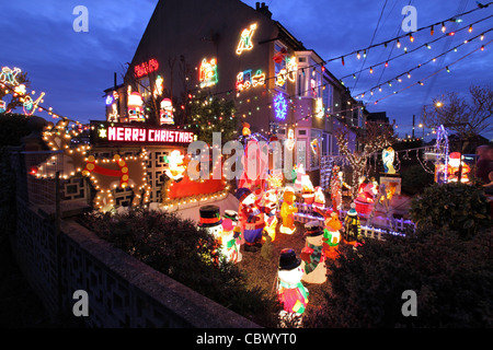 Illuminata elettrico luci di Natale, nel giardino del Regno Unito casa suburbana, a Leiston, Suffolk, Regno Unito Foto Stock