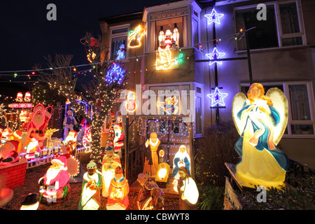 Illuminata elettrico luci di Natale, nel giardino del Regno Unito casa suburbana, a Leiston, Suffolk, Regno Unito Foto Stock