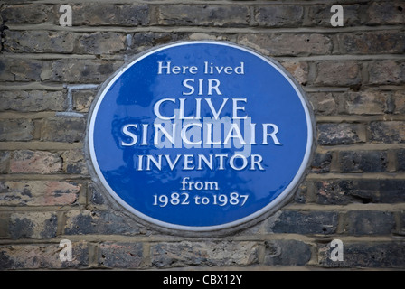 Targa blu segnando una casa di inventore sir clive sinclair, a Chelsea, Londra, Inghilterra Foto Stock