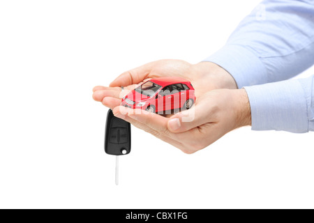 Maschio tenendo le mani un auto e le chiavi Foto Stock