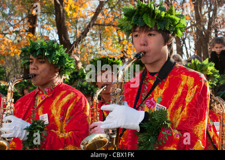 Membri delle Hawaii tutto stato Marching Band di eseguire in Macys 2011 Giornata del Ringraziamento Parade Foto Stock