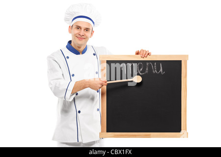 Ritratto di un sorridente chef puntando su una scheda Foto Stock
