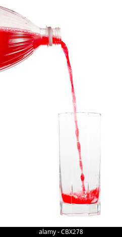 Succo rosso che viene versato in un bicchiere su sfondo bianco Foto Stock