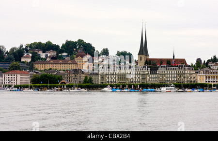 Vista panoramica della cittã di Lucerna con San Leodegar Chiesa, Hofkirche, Svizzera Foto Stock