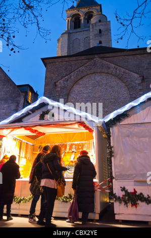 Parigi, Francia, Group People Gift Shopping, mercatino di Natale, 'Marché au Noell', bancarelle al tramonto, con Chiesa, (Boulevard Saint Germain des Prés) Street Vendor Foto Stock