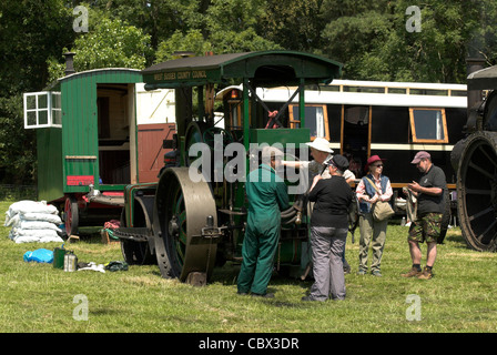 La mattina presto i preparativi in un veicolo a vapore Rally nel sud dell'Inghilterra. Foto Stock