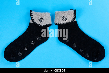 Un paio di calze di lana su uno sfondo blu Foto Stock