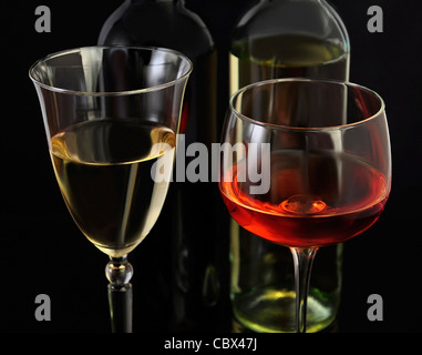 Vino rosso e bianco bicchieri e bottiglie Foto Stock