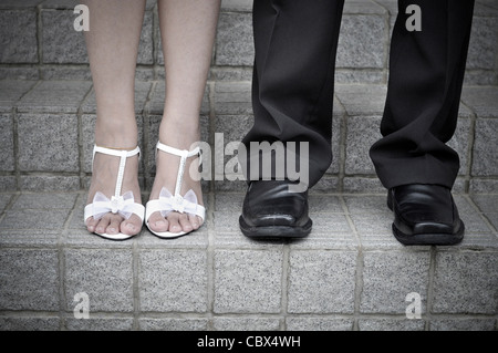 Sposa e lo sposo in piedi sulle scale Foto Stock