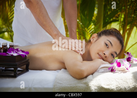 Giovane bella donna asiatica ottiene massaggi e trattamenti di bellezza nel resort di lusso. Vista laterale Foto Stock