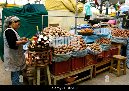 Bolivia. Mercato della frutta a Cochabamba. Patate andina. Foto Stock