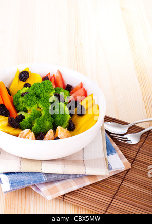 Frutta fresca e insalata di verdure pronto a mangiare. Foto Stock