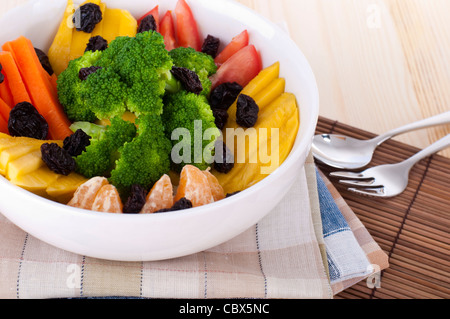 Chiudere la frutta fresca e insalata di verdure. Foto Stock