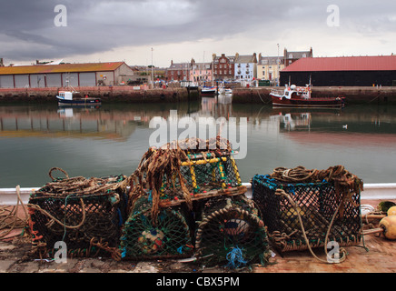 Lobster Pot giacente sul molo ad Arbroath Foto Stock