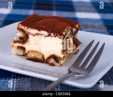 Vicino la porzione di tiramisù su una piastra Foto Stock