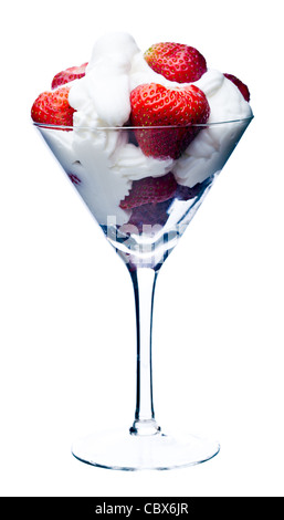 Dolce alle fragole con panna wipped Foto Stock