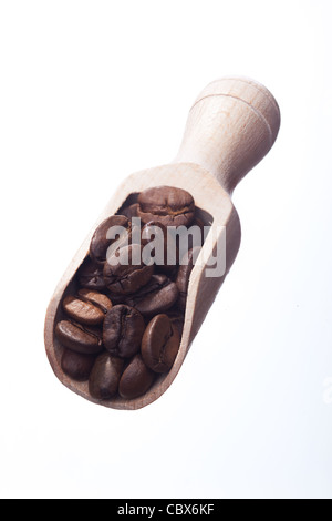 Cucchiaio di legno riempita da chicchi di caffè Foto Stock
