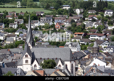 Viste della St.Clemens Chiesa con la torre storta nella città Mayen (Germania) Foto Stock