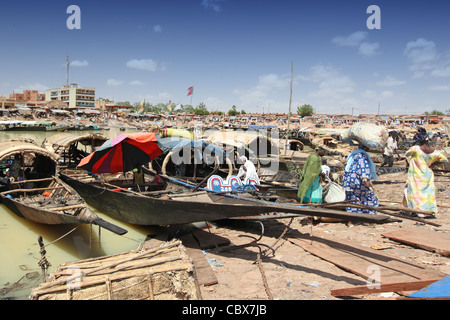 Porto di Mopti, Mali, Africa occidentale, con attività di trading e mercati Foto Stock