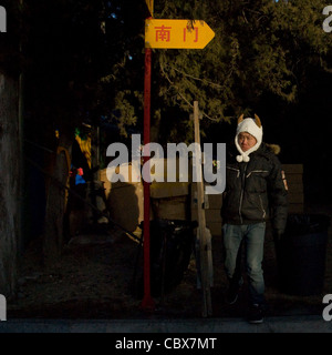 Uomo che indossa un cappello con le corna di bue durante una celebrazione del nuovo anno cinese nel Parco Ditan Foto Stock