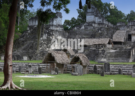 Gli antichi Maya di palazzi e templi, Tikal, Guatemala Foto Stock