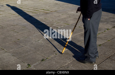 Persona anziana con una canna da zucchero Foto Stock
