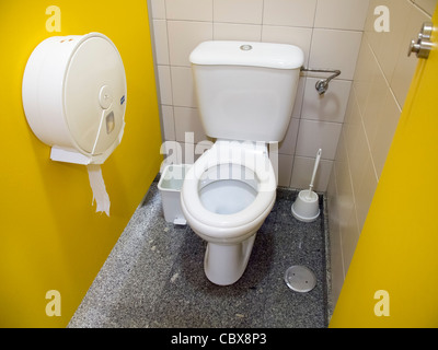 Servizi igienici in una toilette pubblica visto dal di sopra Foto Stock