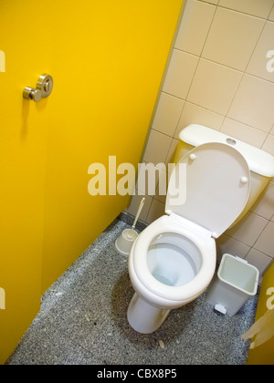 Servizi igienici in una toilette pubblica visto dal di sopra Foto Stock