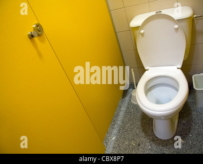 Servizi igienici in una toilette pubblica visto dal di sopra Foto Stock