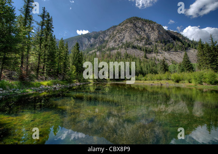 Un piccolo lago senza nome a 9.000 piedi accanto a livello County Road 162 in Chaffee County, Colorado. Foto Stock