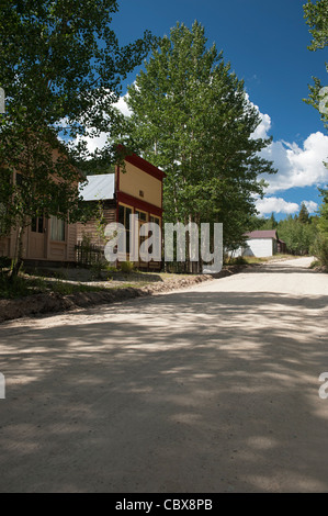 Una delle strade di sporco nella città fantasma di Sant'Elmo, Colorado Foto Stock