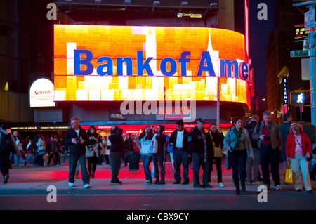 Bank of America grande segno pubblicità su Times Square a New York City, Stati Uniti d'America Foto Stock