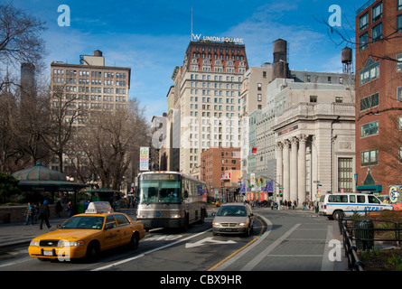 Auto e taxi vicino Union Square Foto Stock