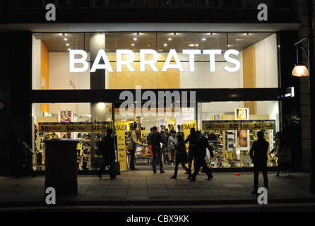 Barratts negozio di scarpe su Oxford Street, Londra, Regno Unito. Foto Stock