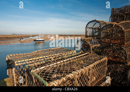 Aragosta e granchio di bicchieri impilati sulla banchina a Wells sulla Costa North Norfolk, Regno Unito Foto Stock