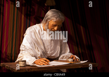 Il profeta Isaia la scrittura di scritture per la Bibbia. Modello dimostrativo in impostazione religiosa. LDS chiesa e religione cristiana. Foto Stock