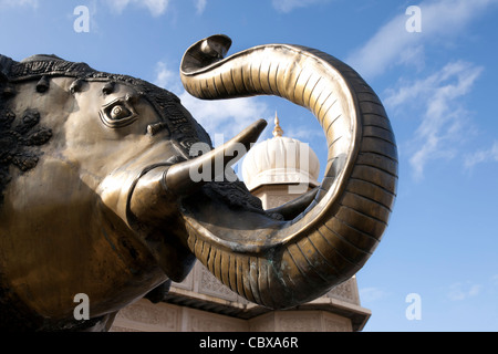 In bronzo statua dell'elefante a un Indù Sri Sri Radha Krishna Temple in spagnolo forcella, Utah. Don Despain di ravvivare la foto. Foto Stock