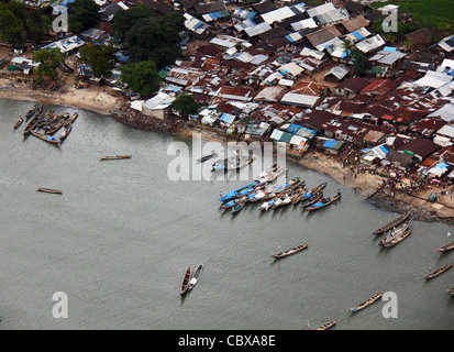 Vista aerea del villaggio di pescatori di Tombo, sulla penisola di Freetown, Sierra Leone Foto Stock