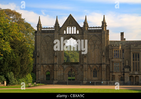 La Newstead Abbey fronte ovest e la medievale chiesa priorato. Foto Stock