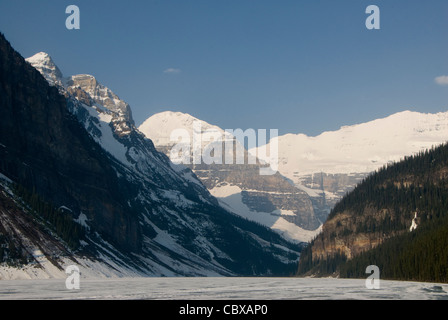 Lago ghiacciato e montagne, il Lago Louise, Banff, Alberta, Canada Foto Stock